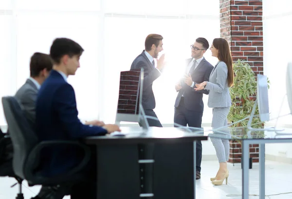 Joven equipo de negocios trabajando con startup oficina moderna . — Foto de Stock