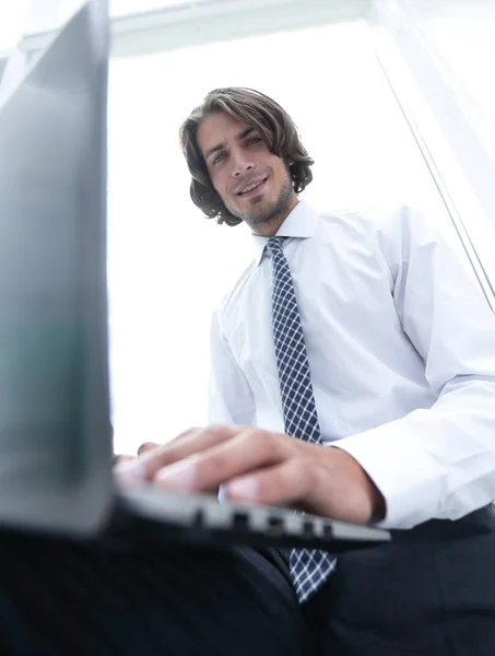 Closeup.a empregado bem sucedido trabalhando com um laptop — Fotografia de Stock