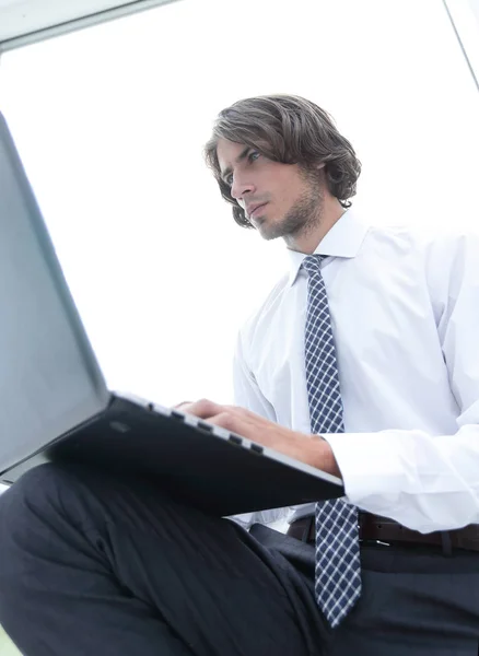 Серьезный бизнесмен, работающий над ноутбуком — стоковое фото