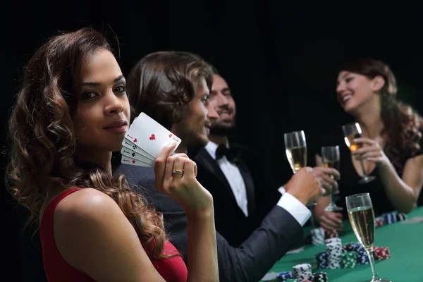 在香槟杯举行赌场的轮盘赌桌上的女人 — Φωτογραφία Αρχείου