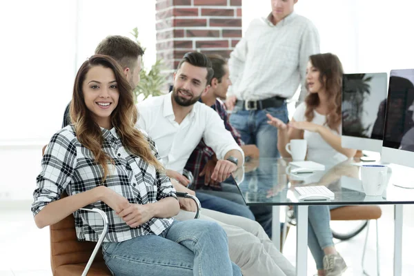 Joven mujer de negocios y su equipo creativo — Foto de Stock