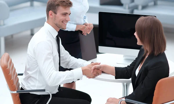 Partner commerciali che si stringono la mano dopo una riunione di lavoro . — Foto Stock