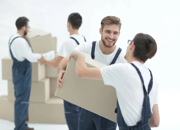 Retrato de móveis segurando caixa sorrindo isolado no backgro branco — Fotografia de Stock