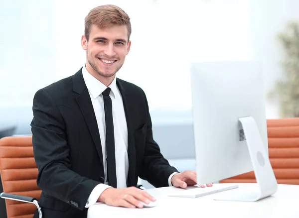 Hombre de negocios seguro sentado en su escritorio. —  Fotos de Stock