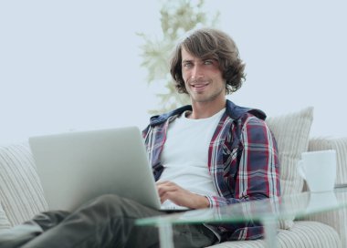 ciddi adam çalışma oturma yakınındaki masaüstüne.