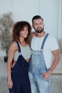 güzel genç çift ayakta yeni bir daire içinde. Fotoğraf olan bir 