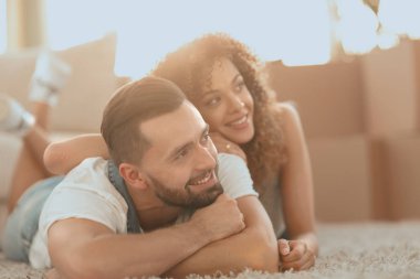 Mutlu çift arka plan bulanık halıya yatan