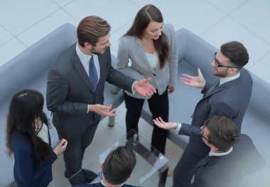 üst üste ofisinde mutlu gülümseyen iş takım ayakta.