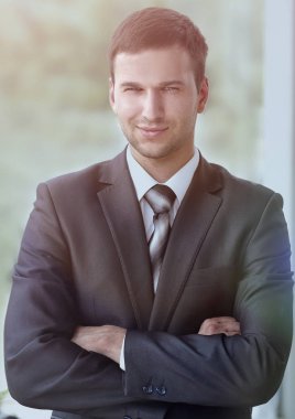 office penceresinde yakın duran başarılı iş adamı.