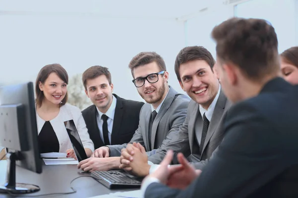 Empresário começando a reunião com a equipe de negócios — Fotografia de Stock