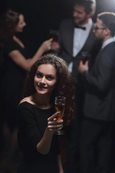 时尚的年轻女子举起一杯香槟 — 图库照片