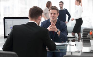 İki adam bir bilgisayar ekranında yükselen grafik arıyorsunuz şirketin büyüme tartışmak