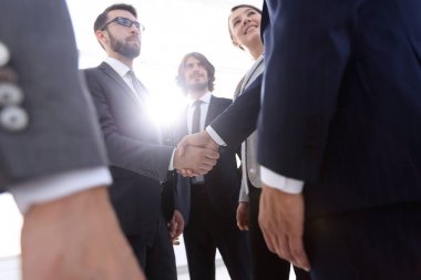 iyi bir anlaşma sonra iş insanlar el sıkışma.