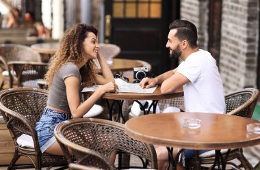 Cafe kahve zevk içinde oturan güzel sevgi dolu Çift