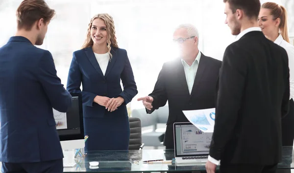 Porträt einer jungen Geschäftsfrau am Arbeitsplatz — Stockfoto