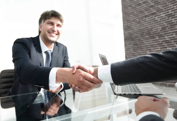 Uomo d'affari distende la mano per una stretta di mano — Foto Stock