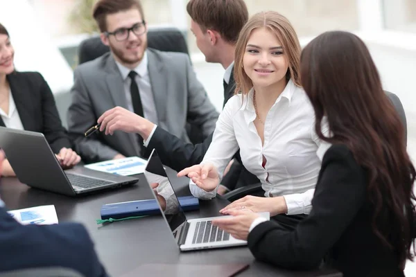 Dipendenti donne in ufficio — Foto Stock