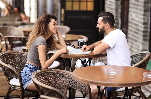 Belo casal amoroso sentado em um café desfrutando de café — Fotografia de Stock