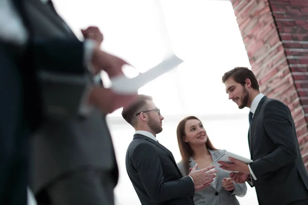 Reunión de empresarios en la oficina y debate sobre el proyecto — Foto de Stock