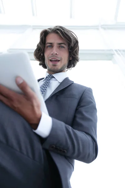 Gros plan .businessman travaillant sur la tablette . — Photo