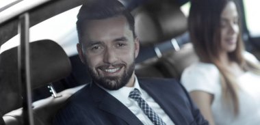 yakışıklı iş adamı ve ortağı arabada