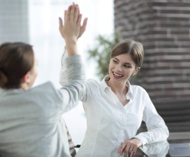 İş ekibinin üyeleri birbirlerine beşlik çakıyor..