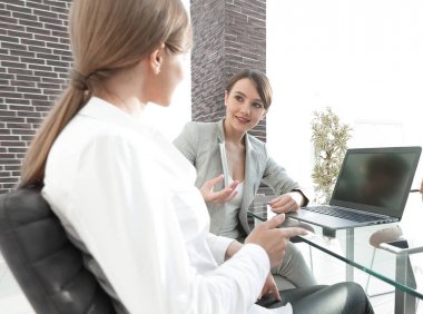 İş ekibi ofiste iş konularını tartışıyor