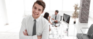 Ofisin arka planında başarılı bir işadamı.