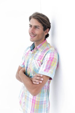 duvara yaslanmış ve ileriye dönük modern adam.