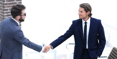 İş ortaklarının el sıkışması ve hoş geldiniz.