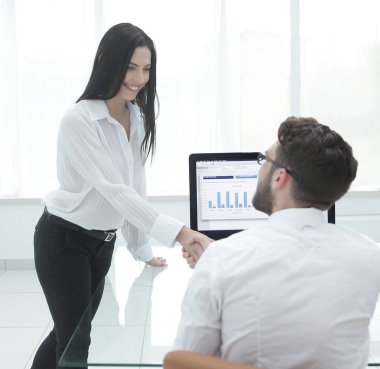 Çalışanlar birbirlerini masanın yakınında bir el sıkışma ile selamlıyorum