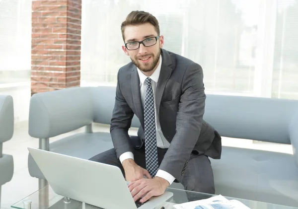 Retrato de un hombre de negocios moderno sentado en su escritorio . — Foto de Stock