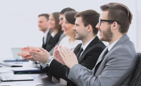 Torcendo equipe de negócios sentado na mesa — Fotografia de Stock