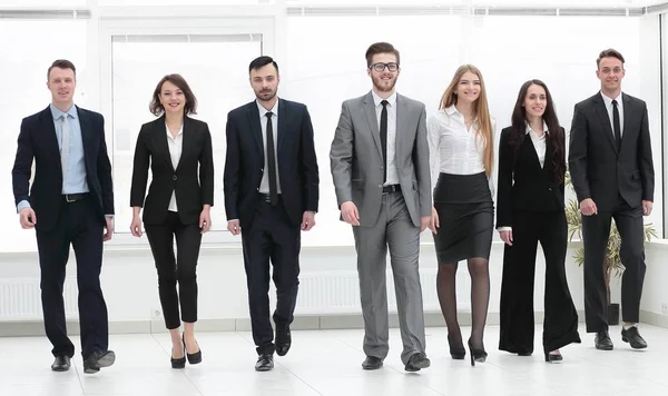 Vista dal basso. team di lavoro a piedi in avanti — Foto Stock