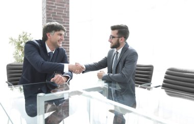 İş ortakları sözleşme tartıştıktan sonra el sallamak