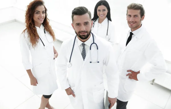 Retrato de un equipo profesional de médicos — Foto de Stock