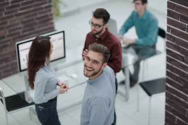 İş adamları modern o toplantıda, bir şey tartışmak