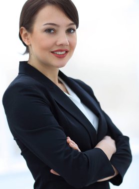 ofis arka plan üzerinde başarılı genç iş kadını.