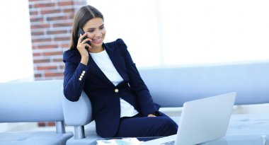 cep telefonu üzerinde konuşurken kadın Yöneticisi