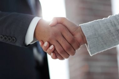 Beyaz arka planda izole edilmiş iş adamları el sıkışıyor