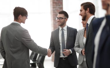 Kendine güvenen genç insanlar, el sıkışma ve gülümseme