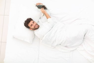 arka plan görüntüsü anacaddeden adam dijital tablet.