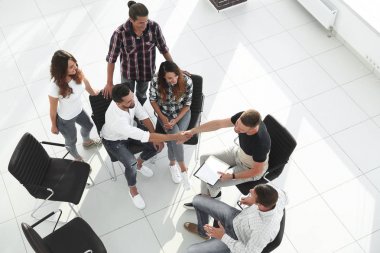 Yukarıdan bak. İş arkadaşlarıyla tokalaşma.