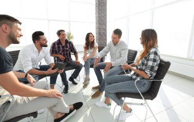 ofis lobisinde otururken yaratıcı ekibi