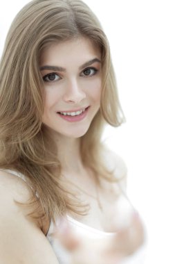 Hafif makyajlı gülümseyen genç bir kadının yakın plan portresi..