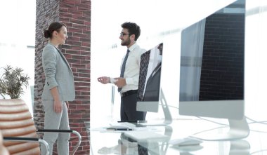 Çalışanlar modern ofiste konuşuyorsun