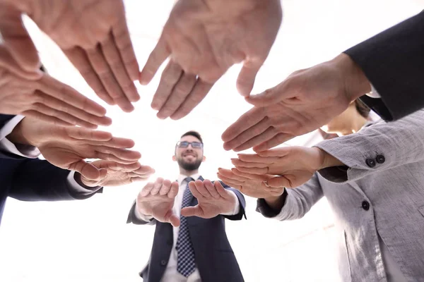 Equipo empresarial mostrando su unidad — Foto de Stock