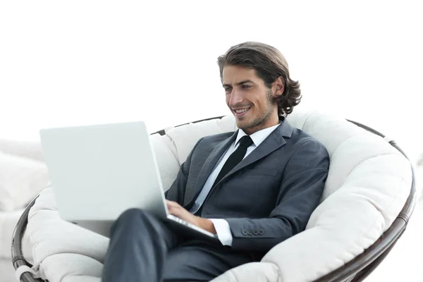 Nahaufnahme einer lächelnden Geschäftsfrau, die mit Laptop im Wohnzimmer arbeitet. — Stockfoto