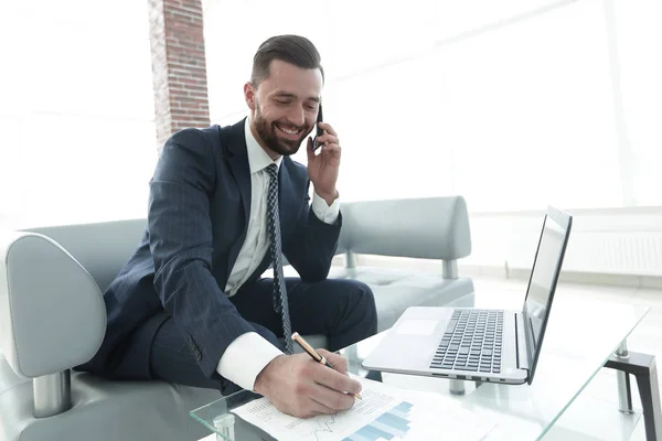 Empresario discutiendo en un teléfono inteligente, cuestiones de negocios —  Fotos de Stock