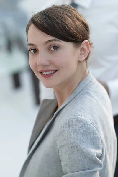 Vertrouwen zakenvrouw op onscherpe achtergrond office. — Stockfoto